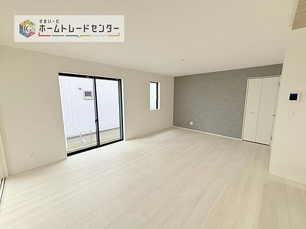 広々としたリビングは南側に設けた掃き出し窓からたくさんの陽光を取り入れてくれます。家族が集まる空間ですからやはり明るさと、暖かさは大切です。広さがありますので家具の配置に悩まなくて済むのも良いです。