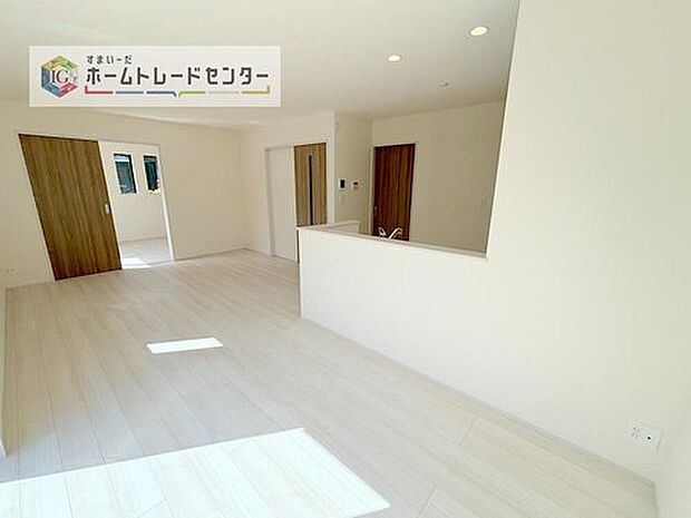 対面キッチン前の空間を広めにとっておりますので、ダイニングテーブルを置いてご家族皆様で食卓を囲ってもらっても充分なスペースがございます。家族で楽しいお食事のお時間をお過ごしください。