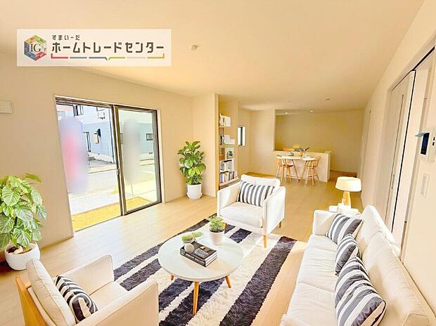 現況の物件写真に、CG による画像処理を行っています。家具、家電、照明器具、小物、カーテン、その他のイメージはCG です。