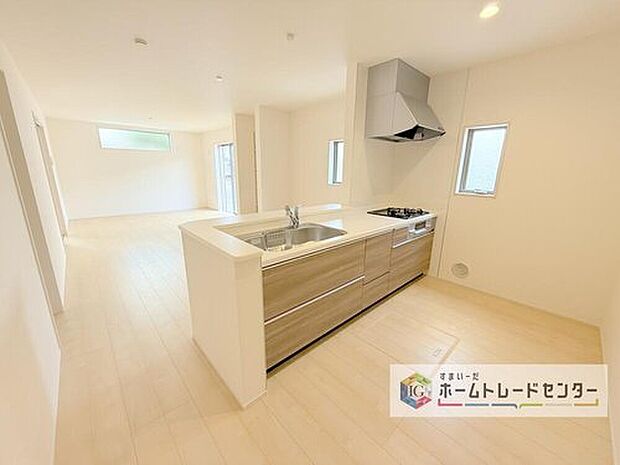 キッチンからリビングへの視界、動線です。対面キッチンですので、常にご家族が視界に入るのはもちろん、動線を広めにとっておりますので、お料理やお皿を持ちながらすれ違ってもぶつかる心配がありません。