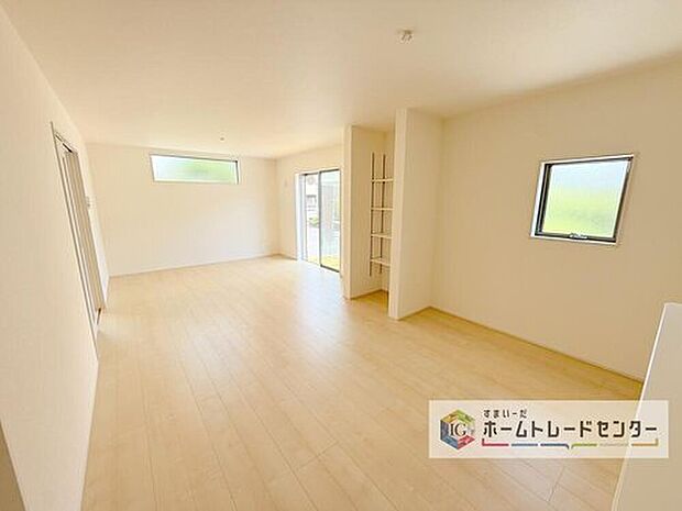 リビングにはこだわって開口部を可能な限り多く設けました。日当たり、風通しを良くするのはもちろんですが、やはり人が集まる場所ですので、開放感が必要な場所だと思います。広々としたリビングをお楽しみください