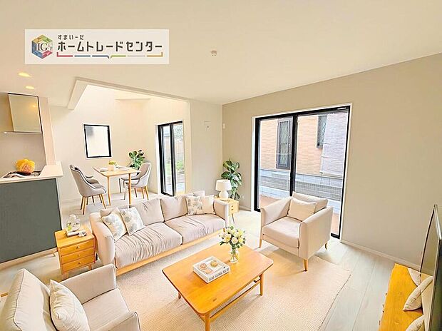 現況の物件写真に、CG による画像処理を行っています。家具、家電、照明器具、小物、カーテン、その他のイメージはCG です。