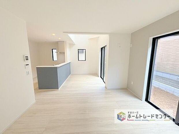 キッチンから見て、横長のリビングはご来客時に、キッチンはもちろんダイニングスペースを視界に入れない配置が可能です。生活感をお客様に見せたくない方などにも喜ばれています。家具の配置もしやすいのも良いです