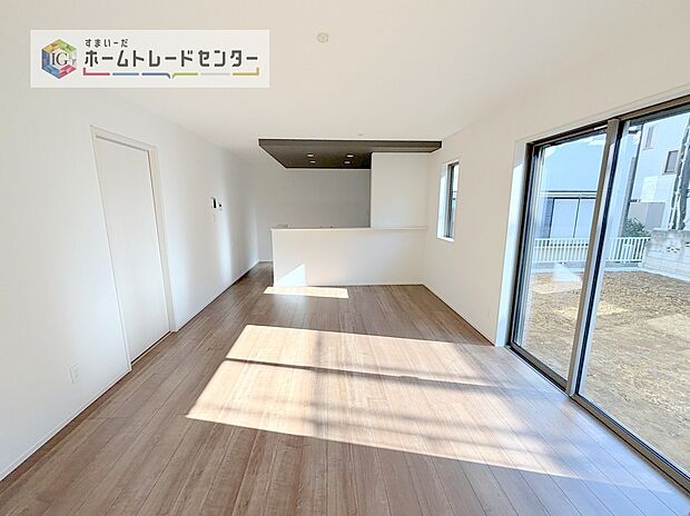 縦長で奥行きのあるリビングは、家具の配置がしやすく使い勝手が非常に良いです。特にソファを配置した時にその便利さがお分かりいただけると思います。ゆったりと、くつろげる場所でなくてはならないと考えています