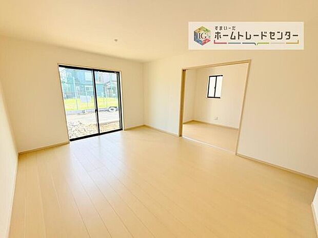 広々としたリビングは南側に設けた掃き出し窓からたくさんの陽光を取り入れてくれます。家族が集まる空間ですからやはり明るさと、暖かさは大切です。広さがありますので家具の配置に悩まなくて済むのも良いです。