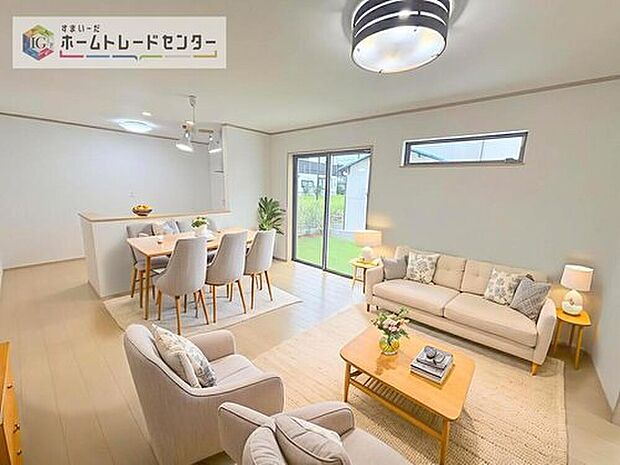 現況の物件写真に、CG による画像処理を行っています。家具、家電、照明器具、小物、カーテン、その他のイメージはCG です。