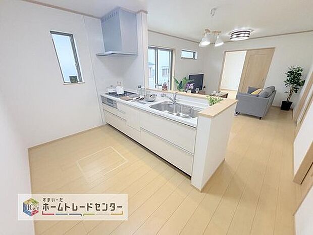 キッチンからリビングへの視界、動線です。対面キッチンですので、常にご家族が視界に入るのはもちろん、動線を広めにとっておりますので、お料理やお皿を持ちながらすれ違ってもぶつかる心配がありません。