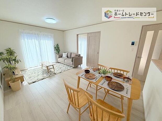 広々としたリビングは南側に設けた掃き出し窓からたくさんの陽光を取り入れてくれます。家族が集まる空間ですからやはり明るさと、暖かさは大切です。広さがありますので家具の配置に悩まなくて済むのも良いです。