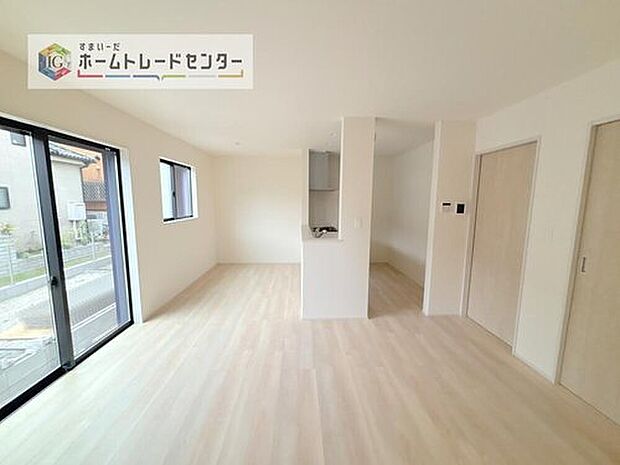 縦長で奥行きのあるリビングは、家具の配置がしやすく使い勝手が非常に良いです。特にソファを配置した時にその便利さがお分かりいただけると思います。ゆったりと、くつろげる場
◆緑あふれる好立地◆閑静な住宅街