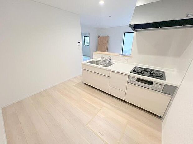 キッチンからリビングを見渡せますので、お料理やお片付け中もご家族とコミュニケーションをお取りいただけます。そしてキッチン自体も明るくなりますし、風も抜けますので衛生面で見ても安心いただける作りです。