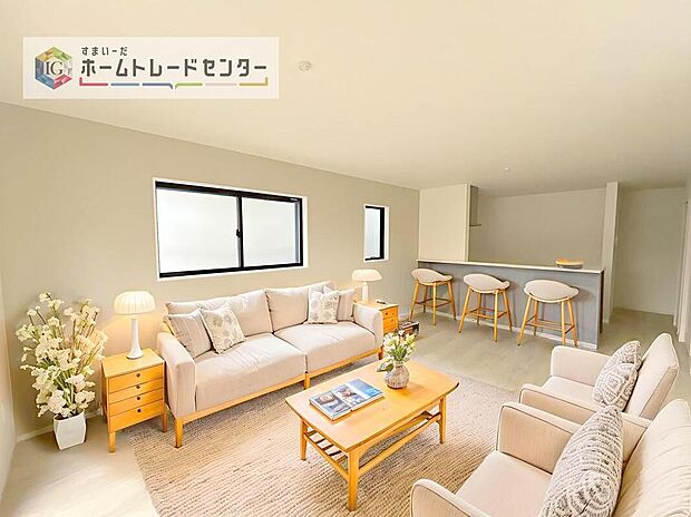 【リビング　イメージ画像】
現況の物件写真に、CG による画像処理を行っています。家具、家電、照明器具、小物、カーテン、その他のイメージはCG です。