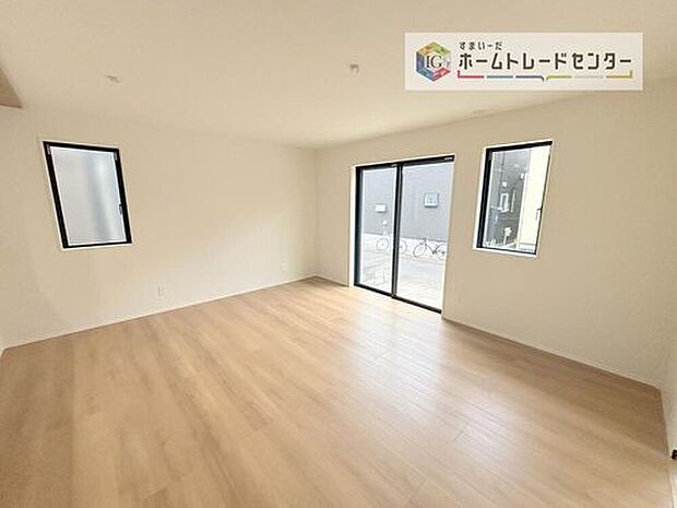 リビングにはこだわって開口部を可能な限り多く設けました。日当たり、風通しを良くするのはもちろんですが、やはり人が集まる場所ですので、開放感が必要な場所だと思います。広々としたリビングをお楽しみください