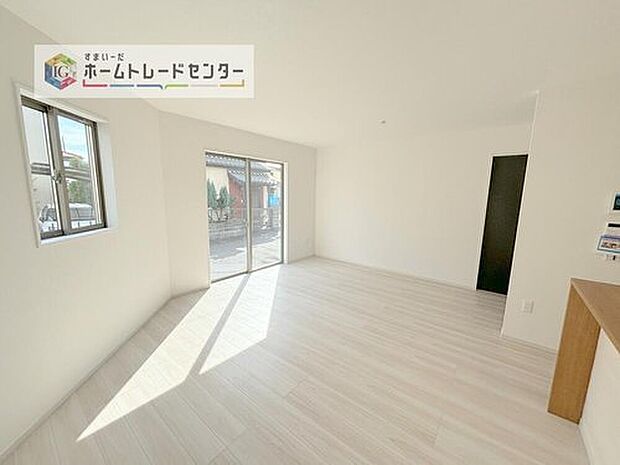 日当たりもよく、広々としたリビングです。ゆったりとした家族の時間をお過ごしいただけます。休日はご家族そろって、またはお友達を誘って、明るいリビングで楽しい時間をお過ごしください。