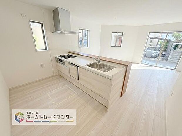 キッチンも明るく使っていただくために、上部の吊戸棚をあえてなくしました。収納機能としてはあまり使い勝手が良くないとのお声もあり、それであれば視界も良くなる開放スタイルへと変更したところ大正解でした。