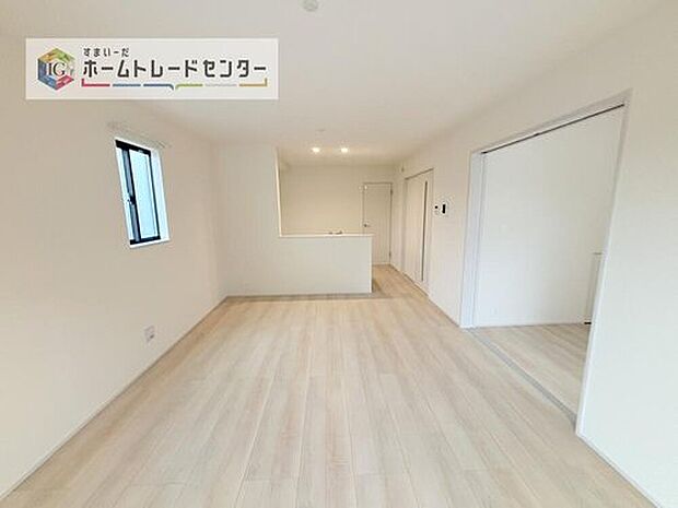 縦長で奥行きのあるリビングは、家具の配置がしやすく使い勝手が非常に良いです。特にソファを配置した時にその便利さがお分かりいただけると思います。ゆったりと、くつろげる場所でなくてはならないと考えています