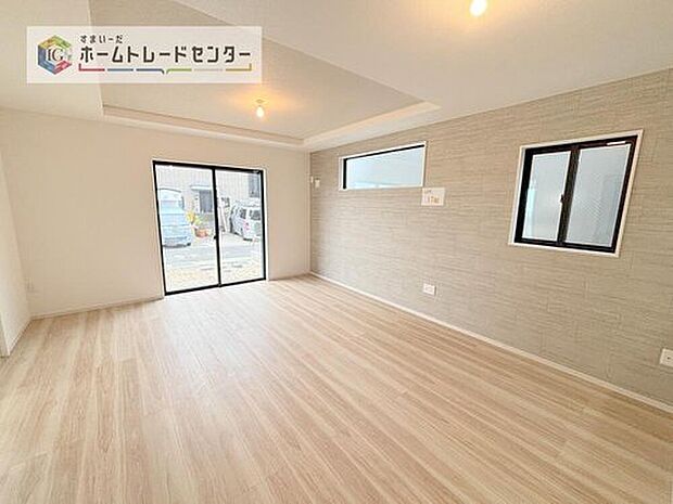 リビングにはこだわって開口部を可能な限り多く設けました。日当たり、風通しを良くするのはもちろんですが、やはり人が集まる場所ですので、開放感が必要な場所だと思います。広々としたリビングをお楽しみください