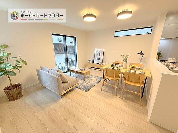 リビングにはこだわって開口部を可能な限り多く設けました。日当たり、風通しを良くするのはもちろんですが、やはり人が集まる場所ですので、開放感が必要な場所だと思います。広々としたリビングをお楽しみください