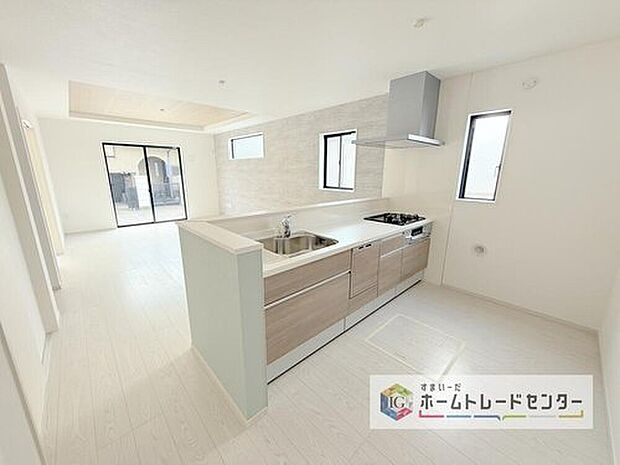 キッチンからリビングへの視界、動線です。対面キッチンですので、常にご家族が視界に入るのはもちろん、動線を広めにとっておりますので、お料理やお皿を持ちながらすれ違ってもぶつかる心配がありません。