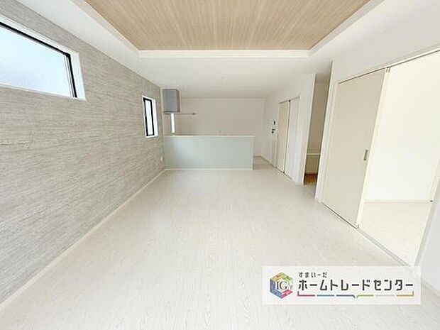 縦長で奥行きのあるリビングは、家具の配置がしやすく使い勝手が非常に良いです。特にソファを配置した時にその便利さがお分かりいただけると思います。ゆったりと、くつろげる場所でなくてはならないと考えています