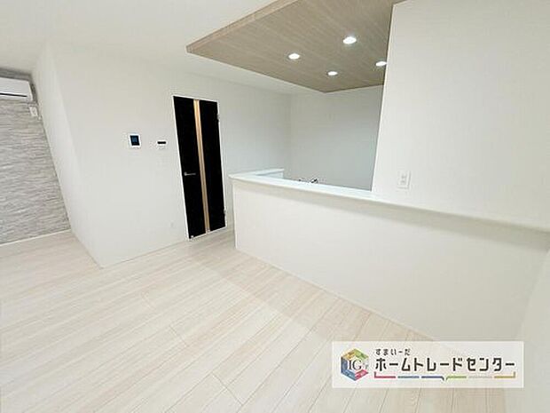 対面キッチン前の空間を広めにとっておりますので、ダイニングテーブルを置いてご家族皆様で食卓を囲ってもらっても充分なスペースがございます。家族で楽しいお食事のお時間をお過ごしください。