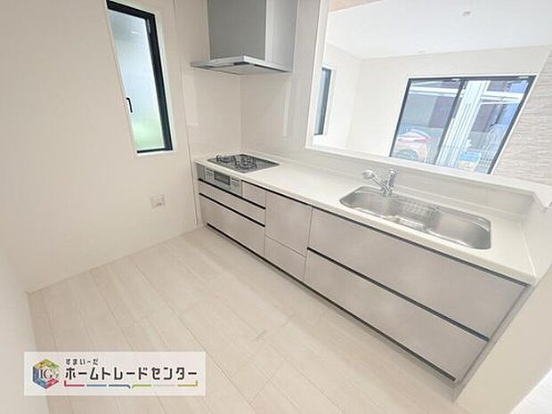 人気の対面式キッチン☆お食事の準備をしながらでもご家族とのコミュニケーションを楽しめます♪スライドタイプの収納を採用してますので、奥までしっかりと収納空間を利用できます。取り出しも簡単に♪