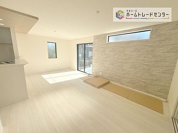 キッチンから見て、横長のリビングはご来客時に、キッチンはもちろんダイニングスペースを視界に入れない配置が可能です。生活感をお客様に見せたくない方などにも喜ばれています。家具の配置もしやすいのも良いです