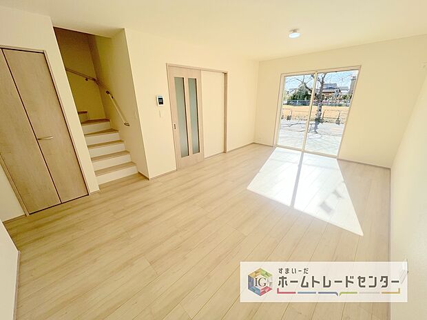 家族が毎日顔を合わせるリビングイン階段を採用、毎日のコミュニケーションを必ず取れるこの間取りは、多くのお客様の支持をいただいております。廊下など余分な空間が無くなり、リビングを広くとれるのもメリット♪