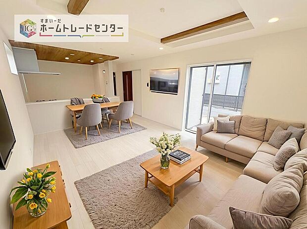 現況の物件写真に、CG による画像処理を行っています。家具、家電、照明器具、小物、カーテン、その他のイメージはCG です。