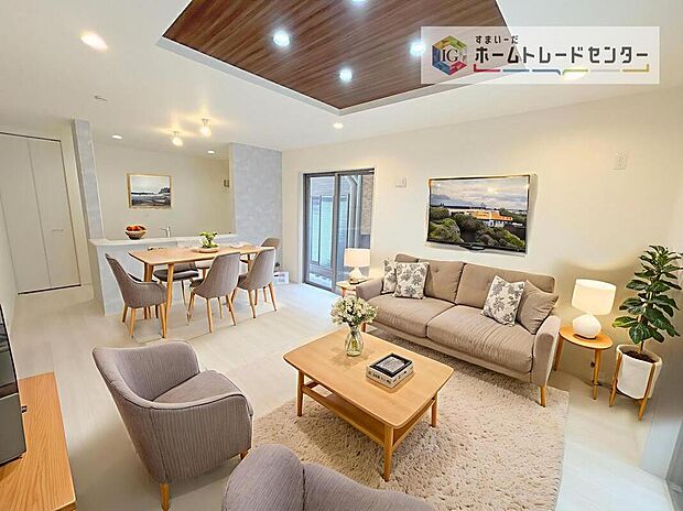 現況の物件写真に、CG による画像処理を行っています。家具、家電、照明器具、小物、カーテン、その他のイメージはCG です。