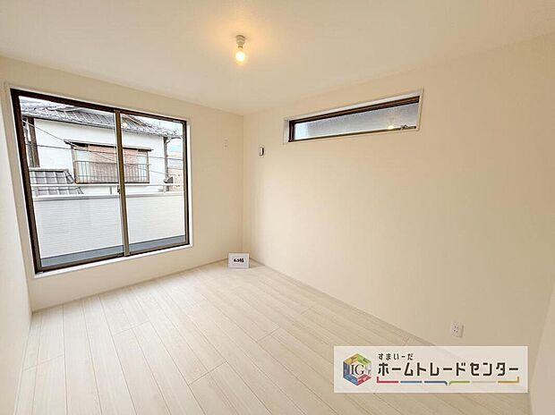 日当りの良さは写真でも充分に伝わるかと思いますが、開放感のある周囲にめぐまれたおかげで、風通しもとても良くなっております。ぜひ現地を見ていただき体感していただきたいポイントです。