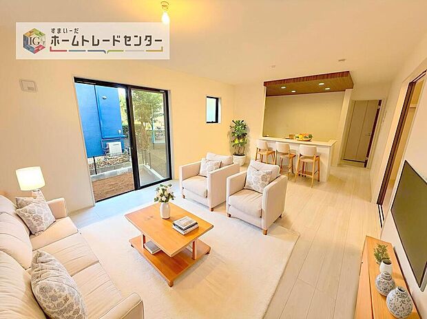 現況の物件写真に、CG による画像処理を行っています。家具、家電、照明器具、小物、カーテン、その他のイメージはCG です。