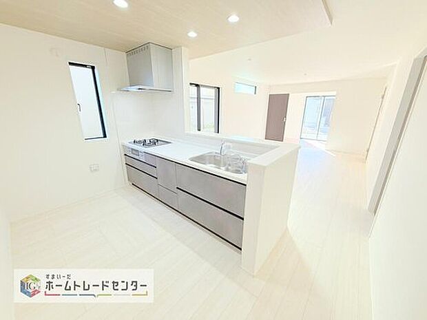 キッチンからリビングへの視界、動線です。対面キッチンですので、常にご家族が視界に入るのはもちろん、動線を広めにとっておりますので、お料理やお皿を持ちながらすれ違ってもぶつかる心配がありません。