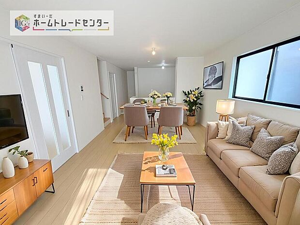 現況の物件写真に、CG による画像処理を行っています。家具、家電、照明器具、小物、カーテン、その他のイメージはCG です。