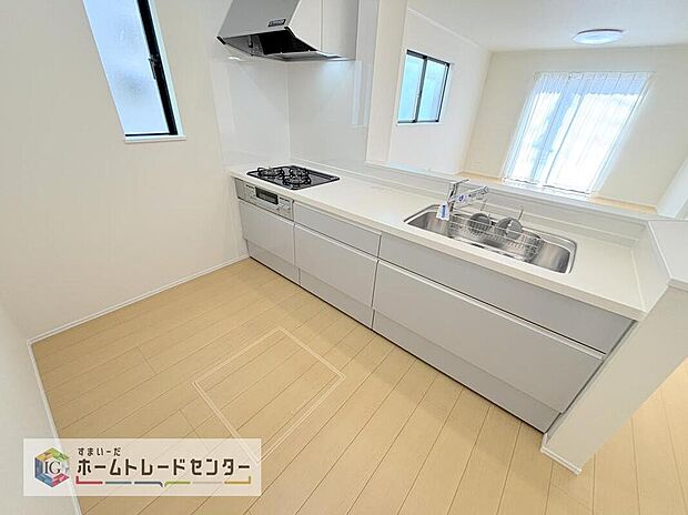 キッチンからリビングを見渡せますので、お料理やお片付け中もご家族のコミュニケーションをお取りいただけます。そしてキッチン自体も明るくなりますし、風も抜けますので衛生面で見ても安心いただける作りです。