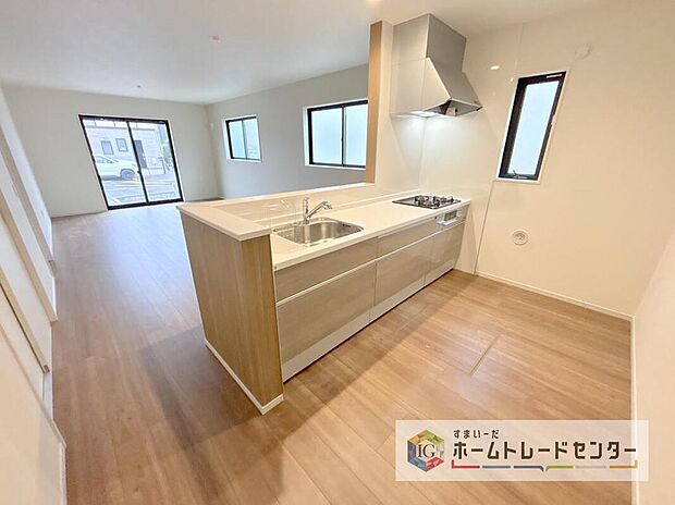 キッチンスペースは家族で作業が出来るよう広めにとりました。みんなで楽しくお料理をすれば、より美味しい食事が創れそうです。そしてお料理好きなお子様が育つかも、もちろん片付けもみんなでできます。