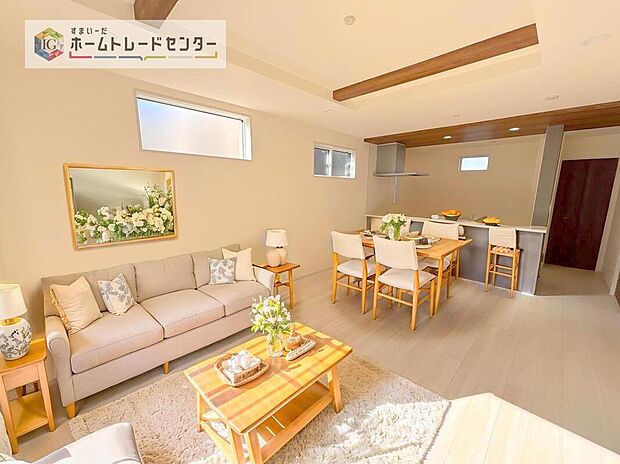 現況の物件写真に、CG による画像処理を行っています。家具、家電、照明器具、小物、カーテン、その他のイメージはCG です。