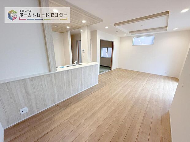 対面キッチン前の空間を広めにとっておりますので、ダイニングテーブルを置いてご家族皆様で食卓を囲ってもらっても充分なスペースがございます。家族で楽しいお食事のお時間をお過ごしください。