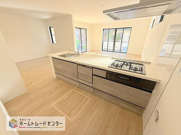 キッチンも明るく使っていただくために、上部の吊戸棚をあえてなくしました。収納機能としてはあまり使い勝手が良くないとのお声もあり、それであれば視界も良くなる開放スタイルへと変更したところ大正解でした。