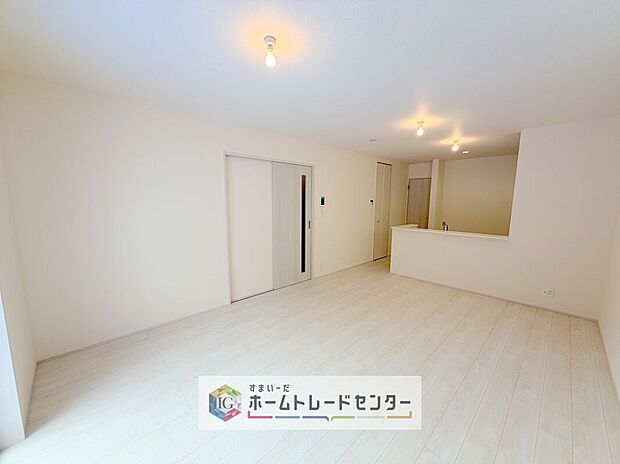 対面キッチンの前にダイニングテーブルを置き、手前側がリビングスペースになるかと思います。広く奥行きがありますので、ダイニング、リビングの各スペースの役割をしっかり分けて確保していただけます。

