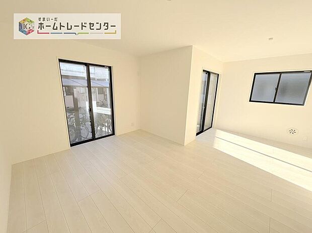 リビングにはこだわって開口部を可能な限り多く設けました。日当たり、風通しを良くするのはもちろんですが、やはり人が集まる場所ですので開放感が必要な場所だと思います。広々としたリビングをお楽しみください。