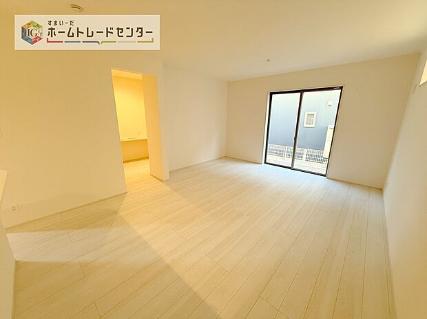 広々としたリビングは南側に設けた掃き出し窓からたくさんの陽光を取り入れてくれます。家族が集まる空間ですからやはり明るさと、暖かさは大切です。広さがありますので家具の配置に悩まなくて済むのも良いです。