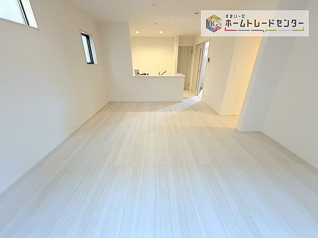 縦長で奥行きのあるリビングは、家具の配置がしやすく使い勝手が非常に良いです。特にソファを配置した時にその便利さがお分かりいただけると思います。ゆったりと、くつろげる場所でなくてはならないと考えています