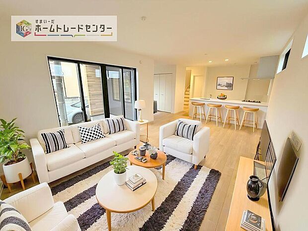 現況の物件写真に、CG による画像処理を行っています。家具、家電、照明器具、小物、カーテン、その他のイメージはCG です。