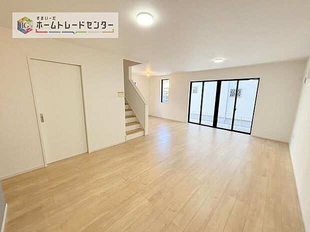 広々としたリビングは南東側に設けた掃き出し窓からたくさんの陽光を取り入れてくれます。家族が集まる空間ですからやはり明るさと、暖かさは大切です。広さがありますので家具の配置に悩まなくて済むのも良いです。