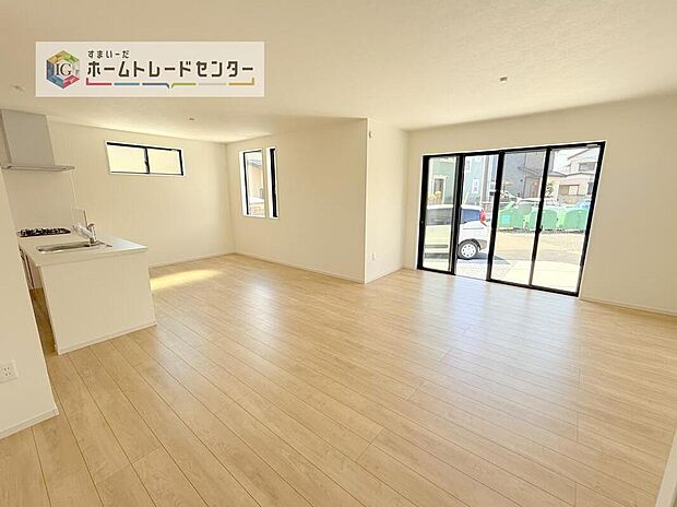 リビングにはこだわって開口部を可能な限り多く設けました。日当たり、風通しを良くするのはもちろんですが、やはり人が集まる場所ですので、開放感が必要な場所だと思います。広々としたリビングをお楽しみください