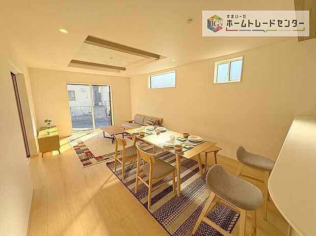 リビングの天井一部を折上天井とすることで、天井高を高くし開放感を持たせるとともに、アクセントをつけ高級感を持たせました。このちょっとした工夫が、お友達を呼びたくなる家へと大きく進化させてくれます。