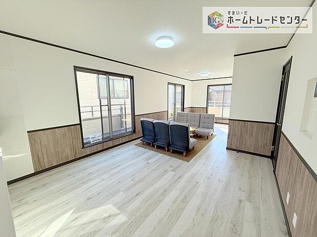 リビングにはこだわって開口部を可能な限り多く設けました。日当たり、風通しを良くするのはもちろんですが、やはり人が集まる場所ですので、開放感が必要な場所だと思います。広々としたリビングをお楽しみください