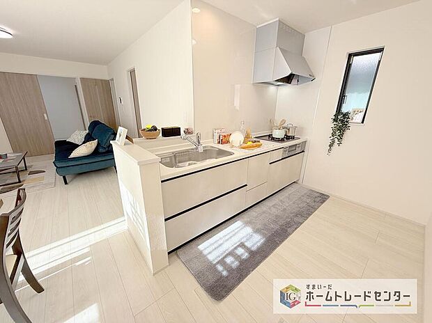 キッチンには大容量のスライド式の収納を採用しております。奥までしっかりと収納として活用でき、取り出す時も手前の物をどかしたりする手間など掛かりません、キッチン周りをいつもスッキリにしておけます。