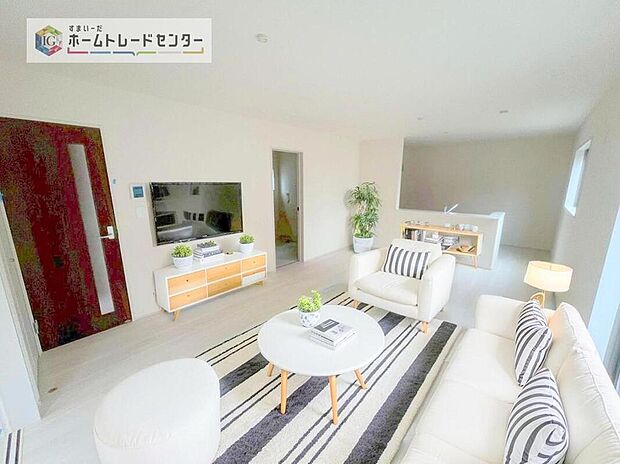 ダイニング、リビングの各スペースがしっかりと確保できるLDKです。※現況の物件写真に、CG による画像処理を行っています。家具、家電、照明器具、小物、カーテン、その他のイメージはCG です。