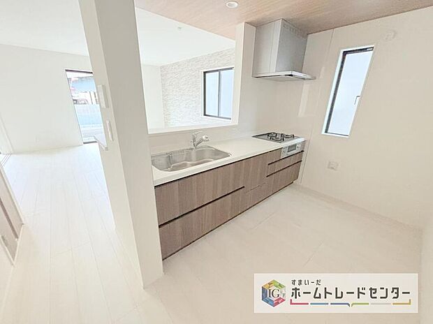 キッチンからリビングへの視界、動線です。対面キッチンですので、常にご家族が視界に入るのはもちろん、動線を広めにとっておりますので、お料理やお皿を持ちながらすれ違ってもぶつかる心配がありません。